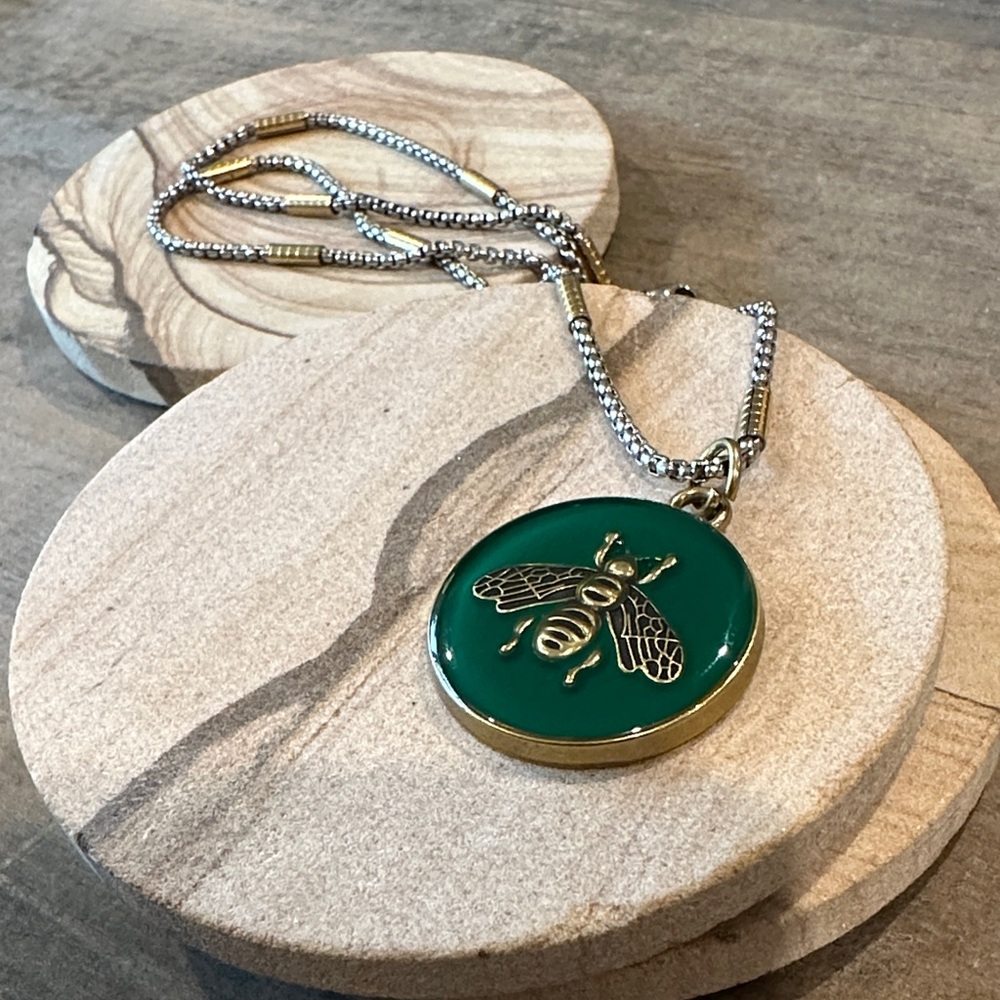 🐝GG Bee Enamel and Bronzed Pendant Necklace - Picture 4 of 6